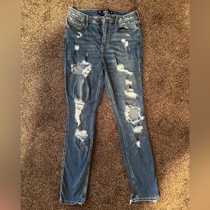 Women’s Hollister super distressed light wash skinny jeans size 5 short.